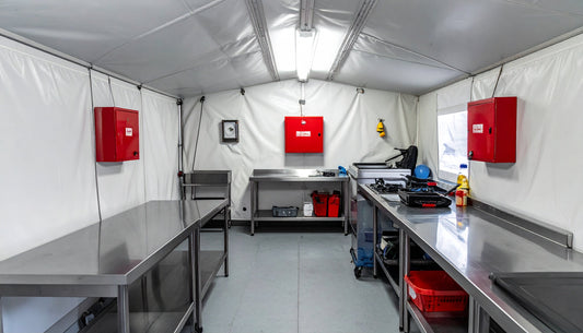 Couverture anti-feu installée comme équipement de sécurité incendie dans une cuisine de campagne de protection civile